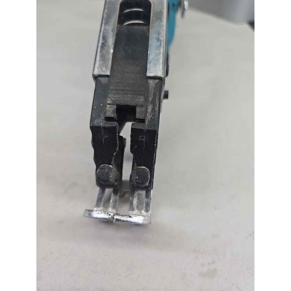 Makita Auto Feed Screwdriver 6835D W Battery No Charger